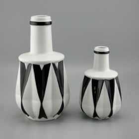 vaso da tavolo angolare in bianco e nero