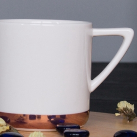 grande tazza in ceramica con fondo in oro rosa
