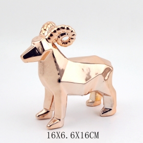 figurine in ceramica di cervo in oro rosa