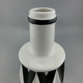 vaso da tavolo angolare in bianco e nero