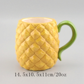 Tazza in ceramica ananas con manico dorato