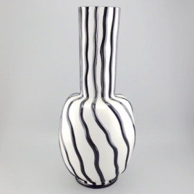 grande vaso in ceramica bianca con linee di vernice nera a mano