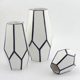 moderno vaso in ceramica di design bianco e nero