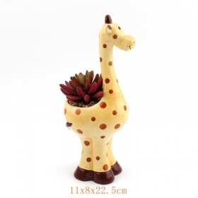 simpatica piantatrice in ceramica giraffa piena di fiori