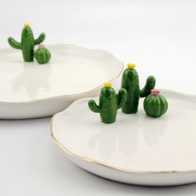 piatto decorativo con cactus in piedi dipinto a mano e bordo dorato