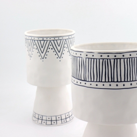 set di 2 vasi dipinti a mano in ceramica bianco e blu opaco