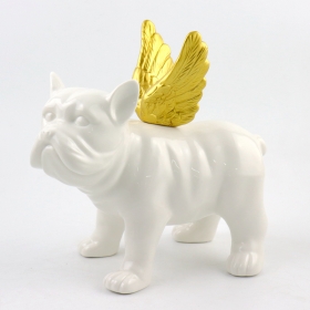 Scultura di figurina in ceramica bianca e bulldog con ali d'oro