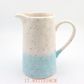 brocca blu e bianca maculata in ceramica